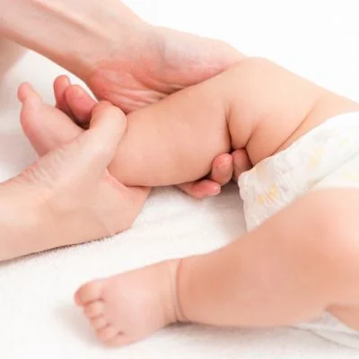 Massage jambe bébé