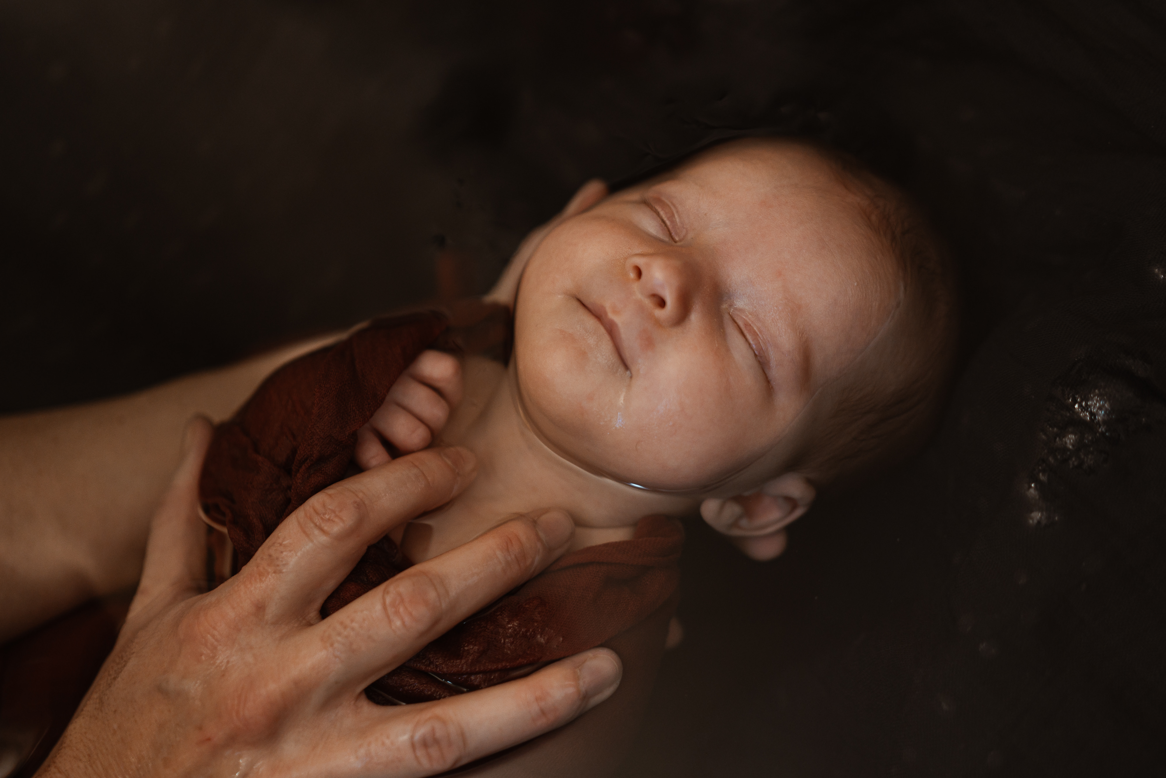 Photo d'un bébé au bain