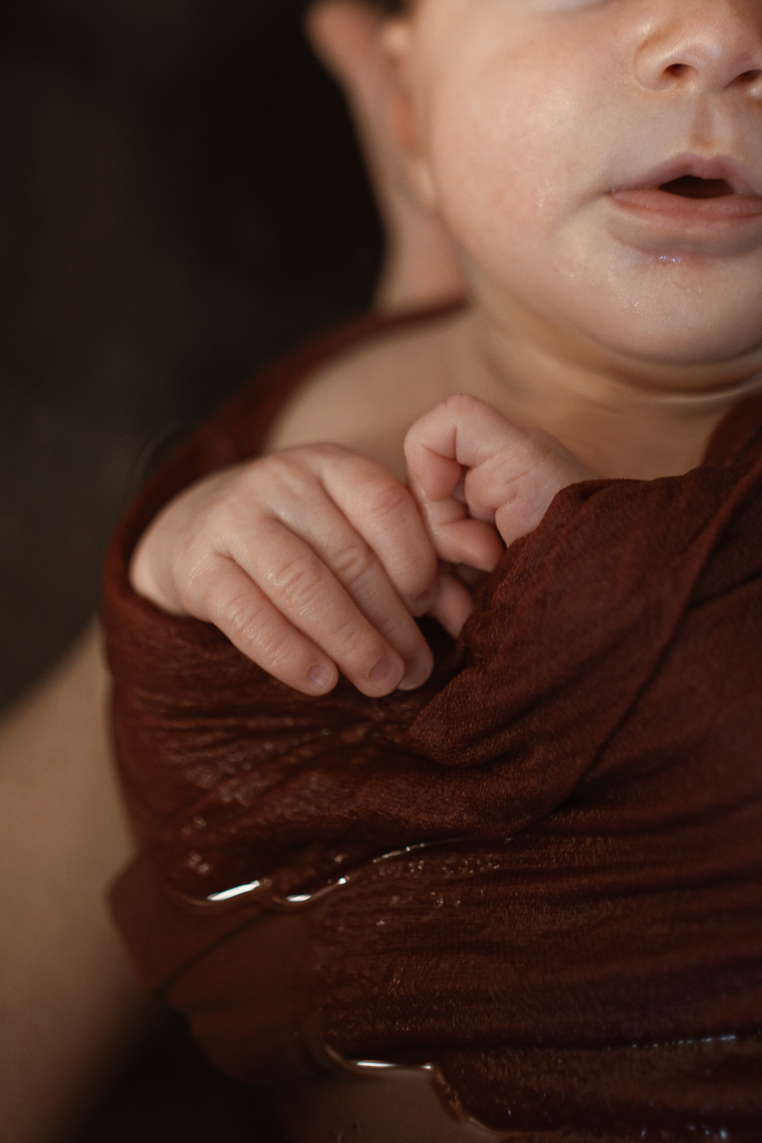 Photo d'un bébé dans une serviette de bain