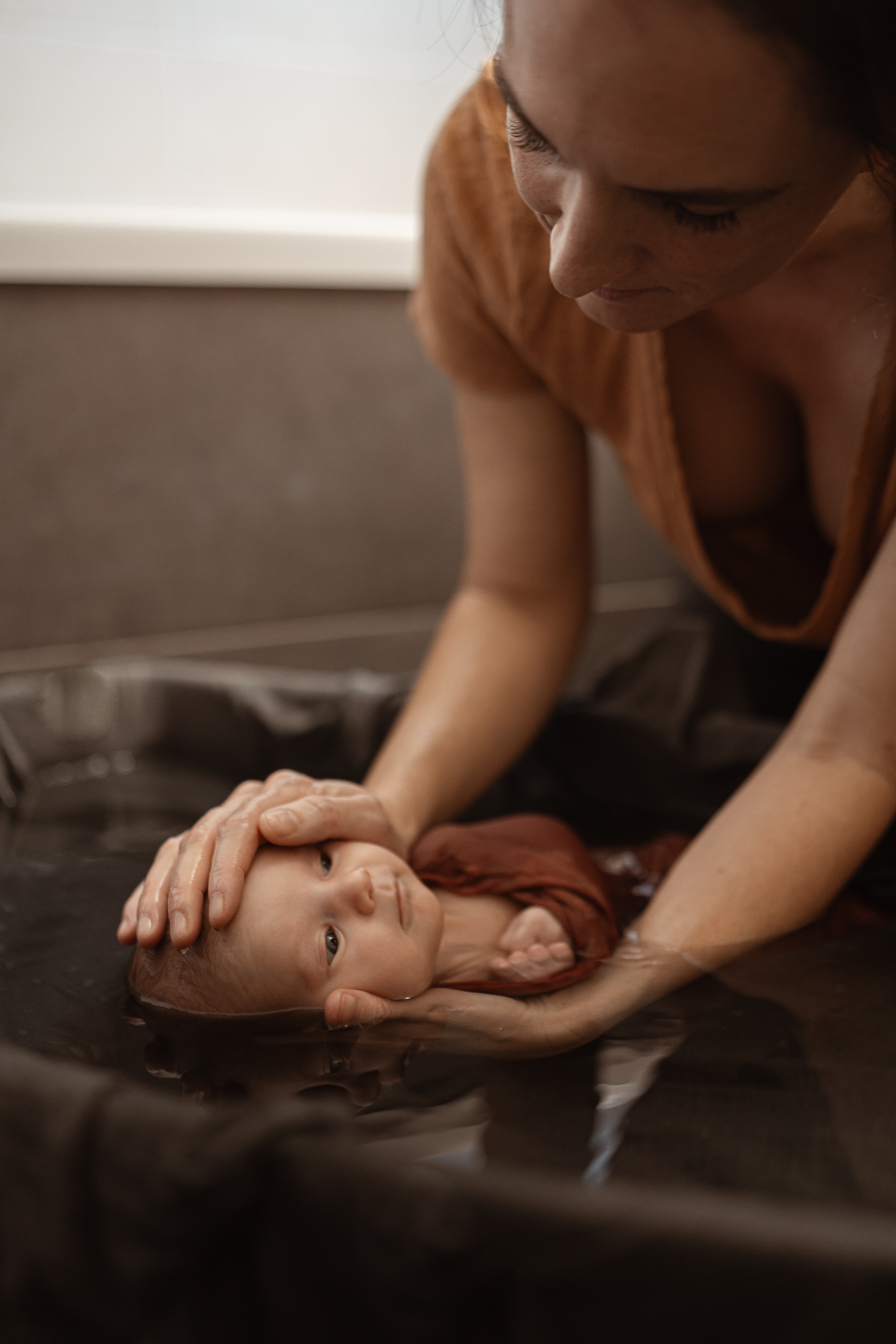 Photo d'un bébé dans une serviette de bain