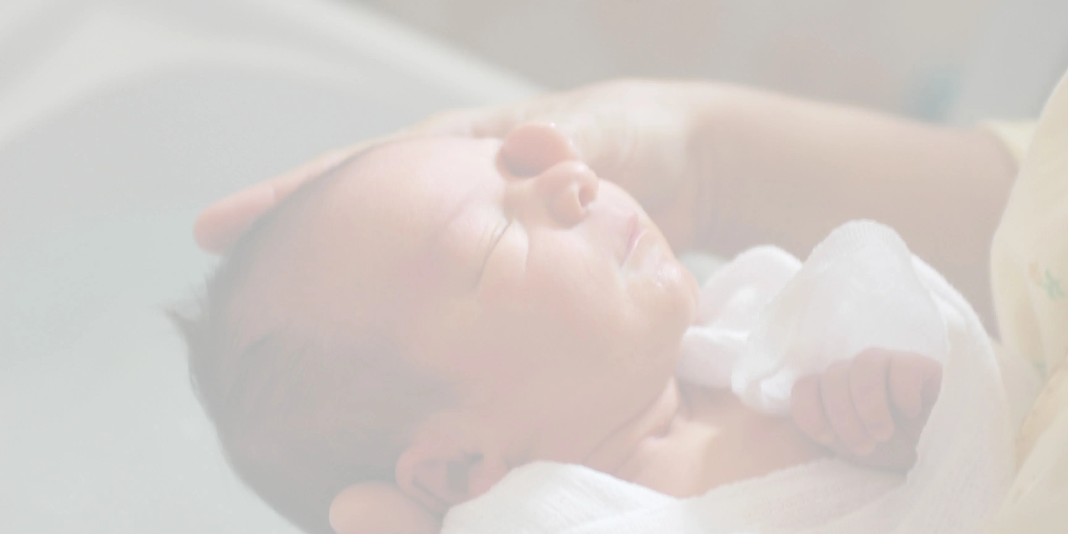 Photo bannière d'un bébé au bain