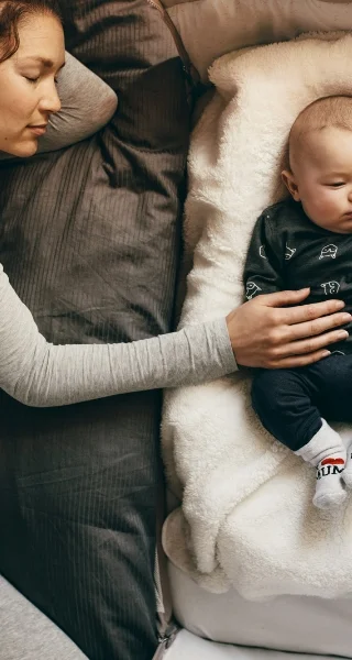 Photo sommeil bébé et sa mère